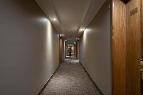 un pasillo con un largo pasillo con paredes blancas en Hotel Director Vitacura, en Santiago