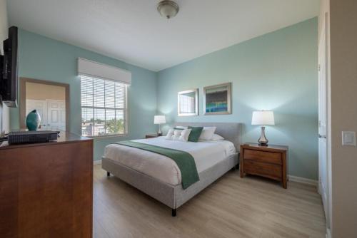 Llit o llits en una habitació de 13-403 Your Vista Cay Home
