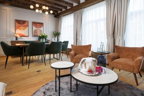 - un salon avec une table et des chaises dans l'établissement Martin's Relais, à Bruges