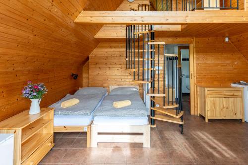 een slaapkamer met een bed in een houten hut bij Jasenka rekreační středisko Zubří in Nové Město na Moravě