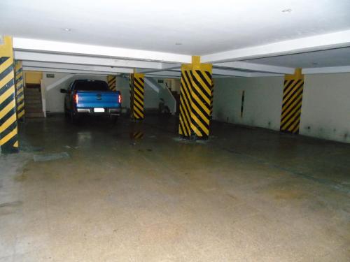 Hotel Queens في غواياكيل: كراج للسيارات مع سيارة متوقفة فيه