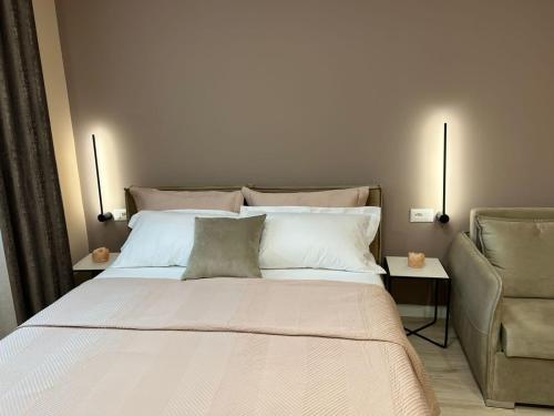 1 dormitorio con 1 cama y 1 sofá en Smart Home , Lovely Apartment in Tirana, en Tirana