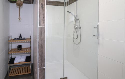 una doccia con porta in vetro in bagno di Beautiful Apartment In Loich With Wifi a Loich