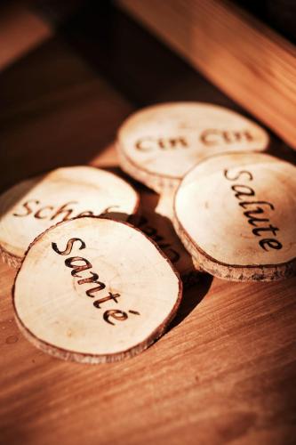 a group of wood slices sitting on a table at Genieterke in Somme-Leuze