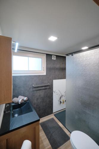 a bathroom with a sink and a shower at Genieterke in Somme-Leuze