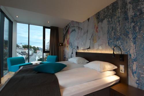 Un pat sau paturi într-o cameră la Comfort Hotel Victoria Florø