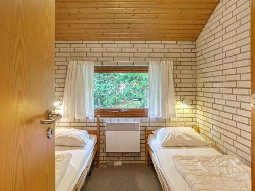 Bøtø ByにあるCozy Retreat near Marielyst - By Traum Ferienwohnungenの窓のある小さな部屋にベッドが2つある