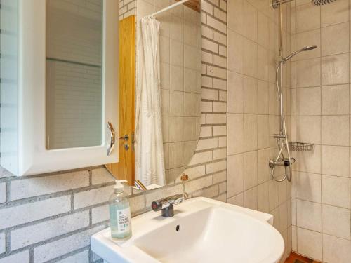 Bøtø ByにあるCozy Retreat near Marielyst - By Traum Ferienwohnungenの白い洗面台と鏡のあるバスルーム