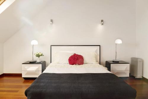 1 dormitorio con 1 cama grande y 2 mesitas de noche en Villa Aurélio, en Campanário