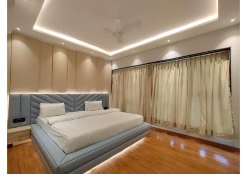 1 dormitorio con 1 cama grande en una habitación en RedHomeX Liger Villa Igatpuri, en Igatpuri