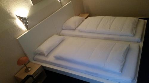 Letto o letti in una camera di Hotelgarni Frankfurt