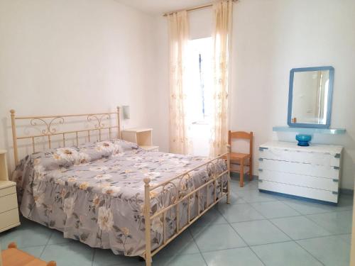 Schlafzimmer mit einem Bett, einer Kommode und einem Spiegel in der Unterkunft Casa Vacanza Villa Lesto in Ischia