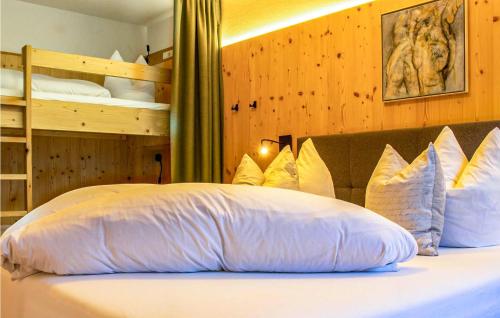 - un lit avec des oreillers blancs et 2 lits superposés dans l'établissement 1 Bedroom Nice Apartment In Zams, à Zams