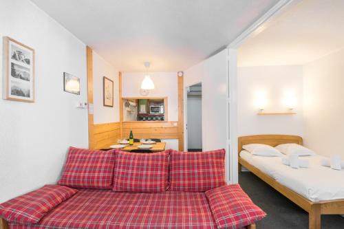 夏慕尼白朗峰的住宿－Chamois Blanc，客厅配有沙发和1张床