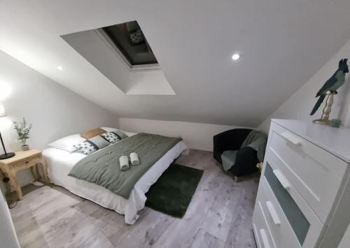 a bedroom with a bed in a attic at Nalan Orrygeois, 6 pers, Astérix, CDG, CHANTILLY in Orry-la-Ville