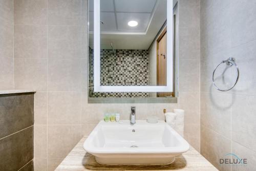 Koupelna v ubytování Expansive 2BR at Azizi Aliyah Dubai Healthcare City by Deluxe Holiday Homes