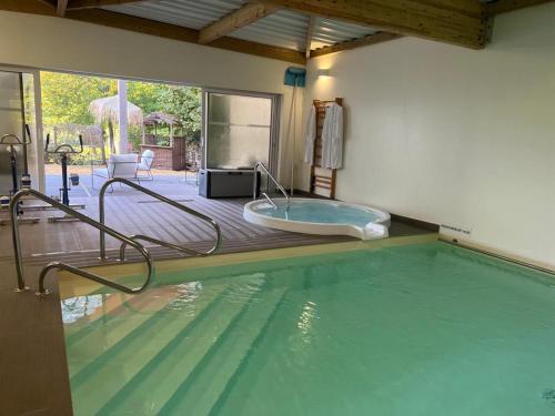 una gran piscina con bañera en una casa en RESIDENCE MONTANA, en Cholet