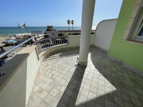 a balcony with a view of the beach at Le Sirene Casa Vacanza in Torvaianica