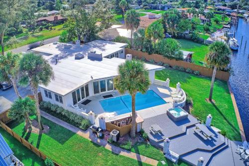 Una vista aérea de una casa con piscina y palmeras. en Bay Shore, en Panama City Beach