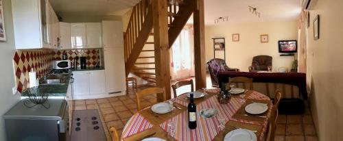 Habitación con mesa y cocina en Camping La Garenne De Moncourt en Rue