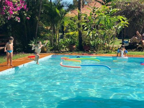 a group of people playing in a swimming pool at Pousada Nova Gironda in Paty do Alferes