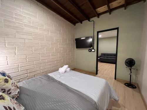 Apartamento amoblado cerca al estadio NID104 في ميديلين: غرفة نوم بسرير وجدار مع مرآة