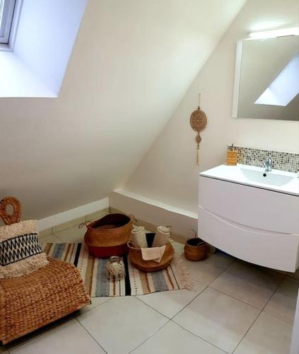 une salle de bain avec un lavabo et une baignoire dans l'établissement Nalan Johannisien, Maison piscine chauffée-Spa, Paris CDG-Disney, à Jagny-sous-Bois