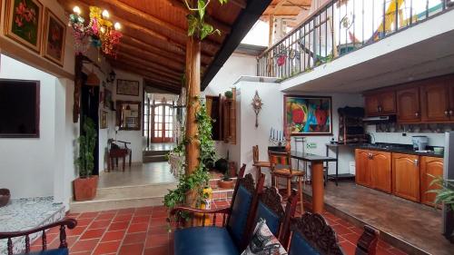 cocina y sala de estar con mesa y sillas en SANTANDER ALEMAN HOSTEL, en San Gil