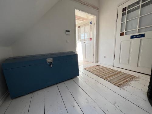 a blue box sitting on the floor in a room at Dom po schodkach in Wleń