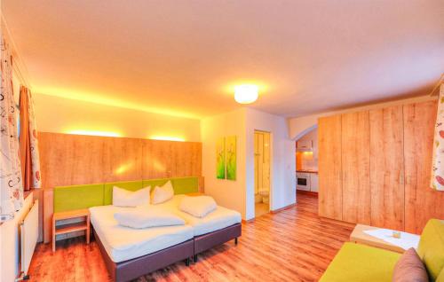 ein Schlafzimmer mit einem Bett mit weißen Kissen darauf in der Unterkunft Wally Berg - Ferienwohnung in Zams