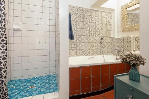 y baño con bañera, lavamanos y ducha. en Albatross Accommodation, en Lambertʼs Bay