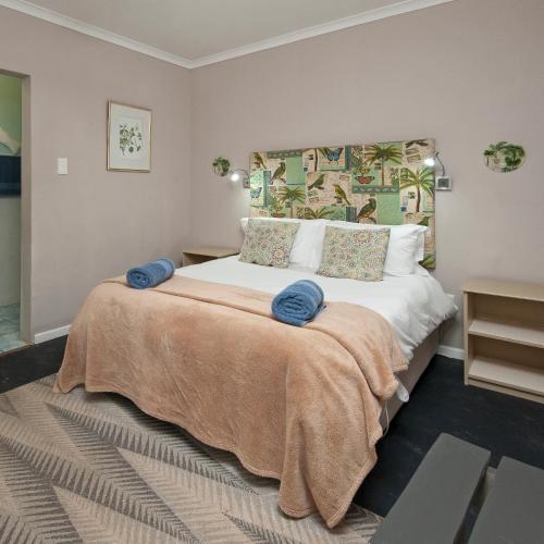Ein Bett oder Betten in einem Zimmer der Unterkunft Albatross Accommodation