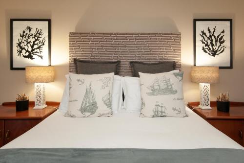 Ein Bett oder Betten in einem Zimmer der Unterkunft Albatross Accommodation