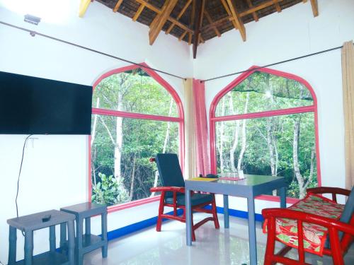 une chambre avec deux tables et des chaises ainsi qu'une fenêtre dans l'établissement MG Chateau Resort, à El Nido