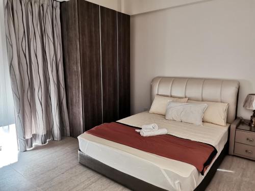 uma cama num quarto com uma grande janela em By The Sea Batu Ferringhi Beach Front Apartment Suite em Batu Ferringhi