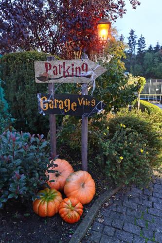 a sign for a garden with pumpkins on the ground at Potter's Place by Ardenne Places in Theux