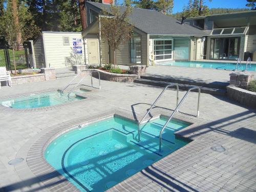 una piscina en medio de un patio en Two Bedroom Units at 1849 Condos with 3 Hot Tubs & Slopeside, en Mammoth Lakes