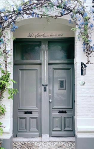 a front door of a house with a green door at Het sfeerhuis aan zee in Vlissingen