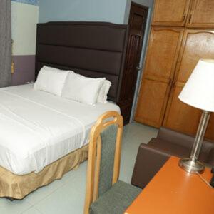 Una cama o camas en una habitación de Golden Touch Executive Hotel