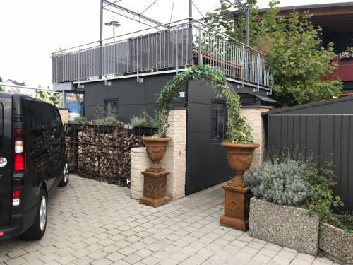 Taman di luar Tiny House Black Pearl
