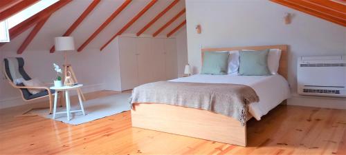 een slaapkamer met een groot bed op zolder bij Fabulous apartment by Douro River in Porto