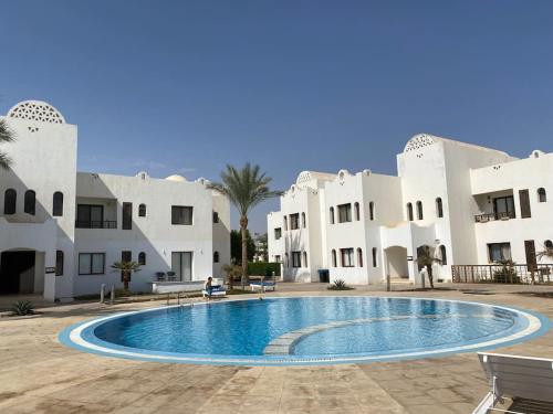 Bazen v nastanitvi oz. blizu nastanitve Lovely 1-bedroom apartment with pool view in Diar el Rabwa