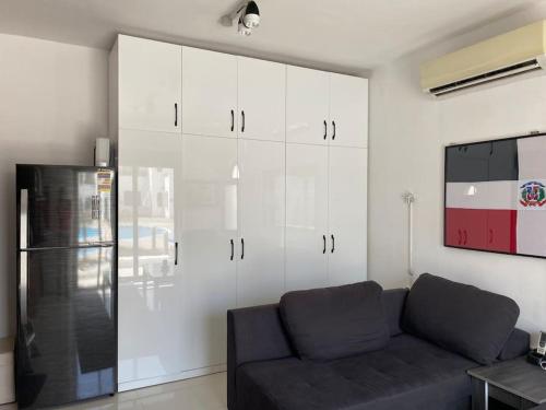 salon z kanapą i białymi szafkami w obiekcie Lovely 1-bedroom apartment with pool view in Diar el Rabwa w Szarm el-Szejk