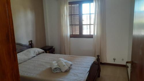 1 dormitorio con 1 cama con 2 toallas en Yatale I en Chascomús