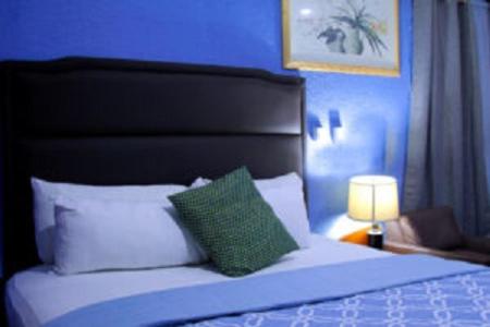 Una cama o camas en una habitación de Golden Touch Executive Hotel