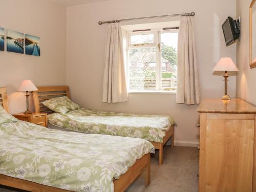 1 Schlafzimmer mit 2 Betten und einem Fenster in der Unterkunft The Old Dairy in Clapham
