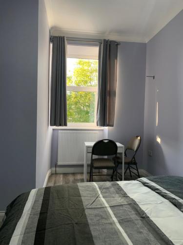 Postel nebo postele na pokoji v ubytování Ibrox Argyll Inn