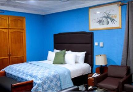 Una cama o camas en una habitación de Golden Touch Executive Hotel