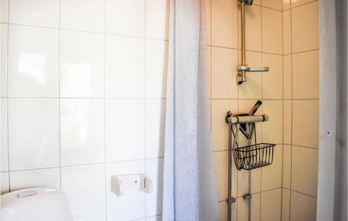 y baño con ducha, aseo y lavamanos. en Beautiful Home In Skillinge With Wifi, en Skillinge