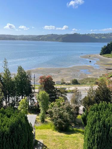 a view of the beach from the house at Cabañas Posada Alemana in Castro